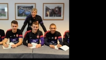 Ramsey, Wilshere a Gibbs při podpisu nových smluv.