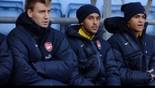 Necklas Bendtner na lavičke spolu s Theom Walcottom a Denilsonom